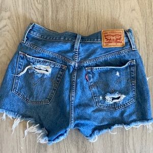 Size 27 Levi shorts